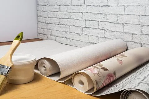 Multicolored patterned wallpaper, brush, glue are prepared for home interior  Foto stock