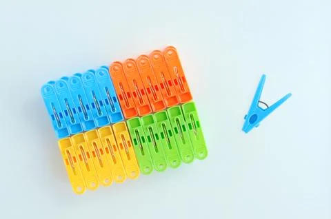 Multicolored plastic clothespins. White background. View from above. Foto stock