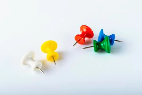 Multicolored push pins on white background. Close-up. 스톡 사진