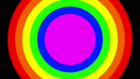 Multicolored rainbow circles increase and decrease against a black background. l 库存影片 141227592