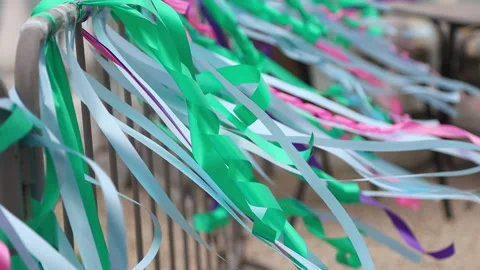 Multicolored ribbons tied to the parapet flutter in the wind Vidéo 162417068