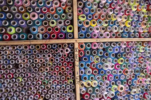 Multicolored Sewing threads pattern texture can be used as a background wal.. Foto stock