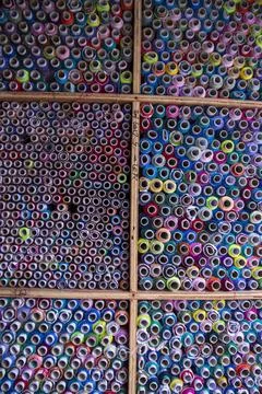 Multicolored Sewing threads pattern texture can be used as a background wal.. Foto stock