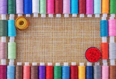 Multicolored sewing threads. Spools of thread for sewing. Foto stock