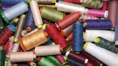 Multicolored spools and spools of cotton yarn for the tailoring industry Видео 148071781