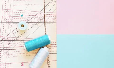 Multicolored thread coils on color background. Sewing supplies, pattern Foto stock