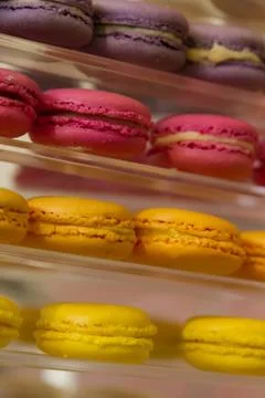 Multicoloured macaroons on display Foto stock