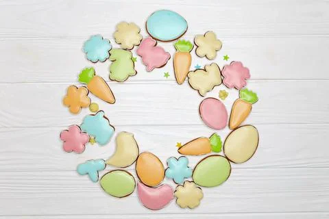 Multicolourful Easter cookies in the circle on white for a postcard. Foto stock