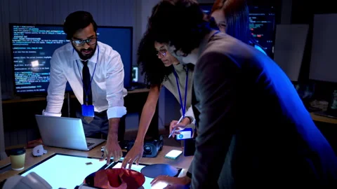 Multicultural business and technology team discussing innovative digital Vídeo Stock 340561332