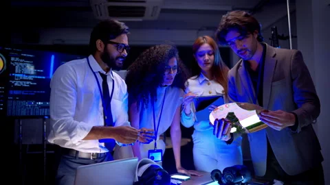 Multicultural business and technology team discussing innovative digital Vídeo Stock 340563950