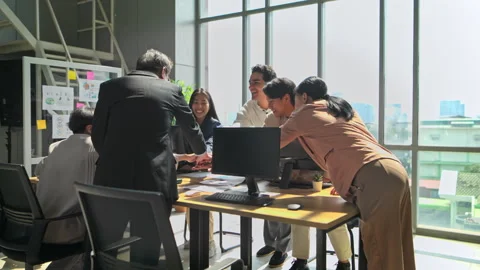 Multicultural business team stacking hands together over a meeting table 库存影片 339062352