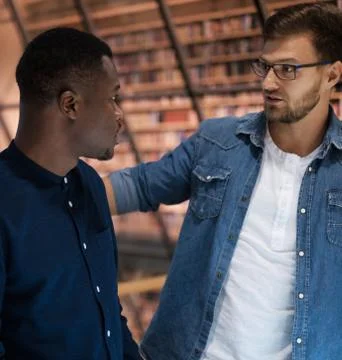 Multicultural stundets in a public library Stock-Fotos