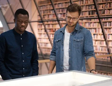 Multicultural stundets in a public library Foto stock