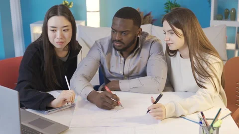 Multiethnic group of friends working on project at home. 스톡 동영상 228804124