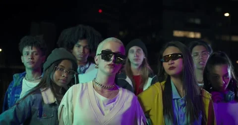 Multiethnic group of young people posing looking at camera in the city at night 스톡 동영상 171041385