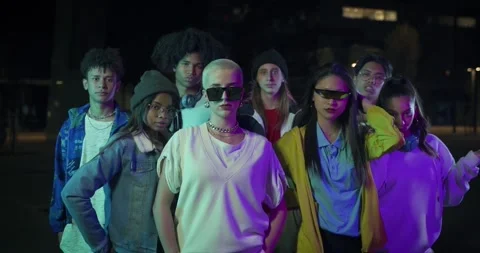 Multiethnic group of young people posing looking at camera in the city at night Stock-Footage 284721083