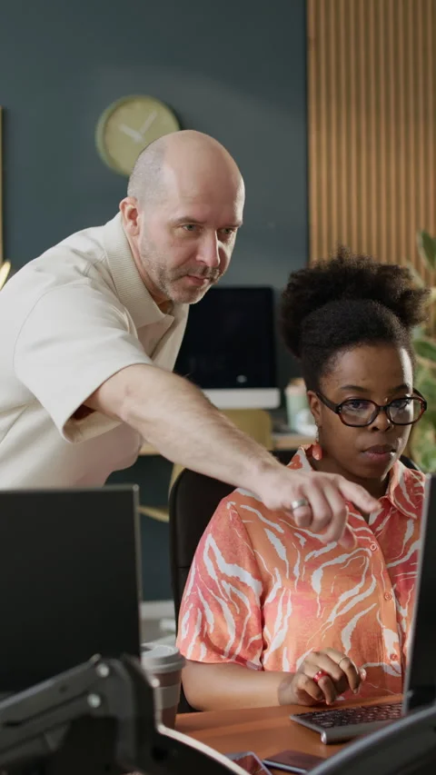 Multiethnic Programmers Discussing Work during Teaching Process 스톡 동영상 307159078