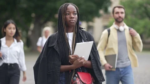 Multiethnic students going to class through campus 库存影片 163282010
