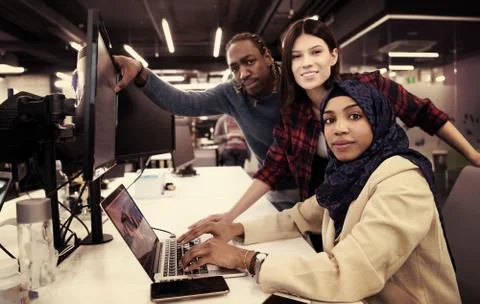 Multiethnics team of software developers working together 库存照片