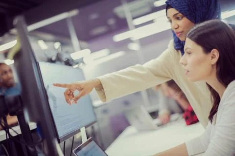 Multiethnics team of software developers working together 库存照片