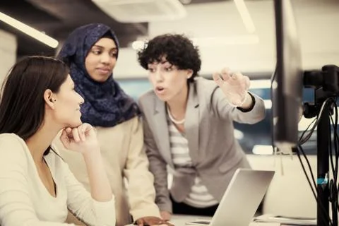 Multiethnics team of software developers working together 库存照片