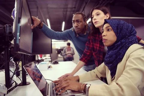 Multiethnics team of software developers working together 库存照片