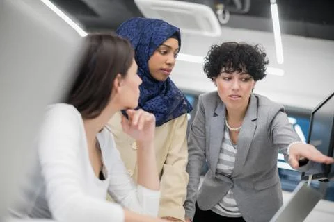 Multiethnics team of software developers working together 库存照片