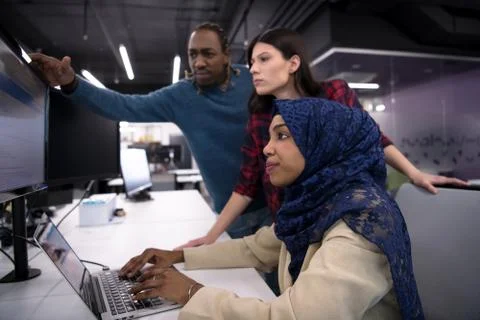 Multiethnics team of software developers working together 库存照片