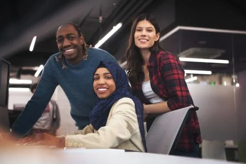 Multiethnics team of software developers working together 库存照片