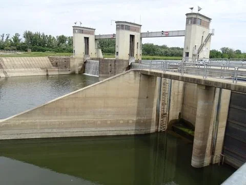 Multi‑gate dam structure with spillway and water flow Foto stock