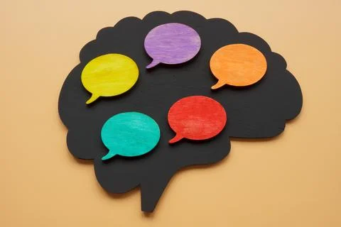Multilingual concept. Brain shape and bubble quotes. Foto stock
