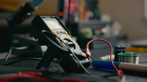 Multimeter Testing Electronic Components on a Professional Workbench Table 库存影片 331165949