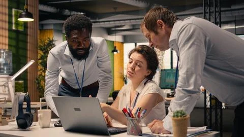 Multinational company work team collaborating on performance metrics Foto stock