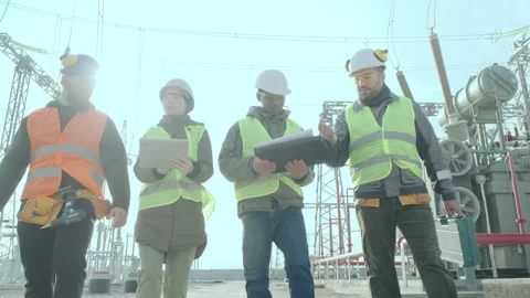 Multinational engineers walk confidently and discuss project Stock Footage 142973259