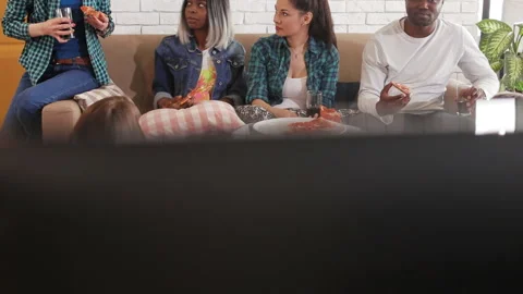 Multinational group eats pizza indoor and talk at home 스톡 동영상 89417526