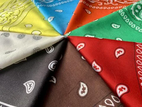 Multiple bandanas in a circle feature bright colors and distinctive patterns. Foto stock