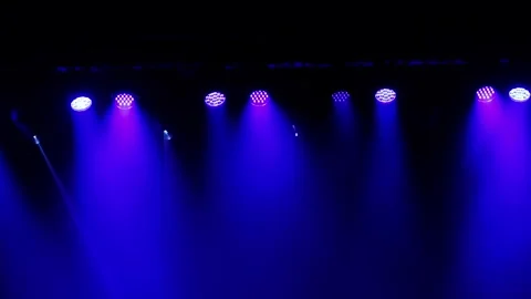 Multiple blue and purple moving stage lights combine in slow motion for dra.. Vídeos de archivo 330307173