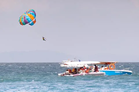 Multiple boats in distance doing para gliding sailing while adventure sports  Stock-Fotos