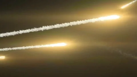 Multiple bright meteors streaking across a dark night sky with light trails Video stock 345627320