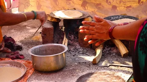 MULTIPLE CLIPS, Non Veg Cooking And Baking White Sorghum In Indian Tradition Way 库存影片 129237652