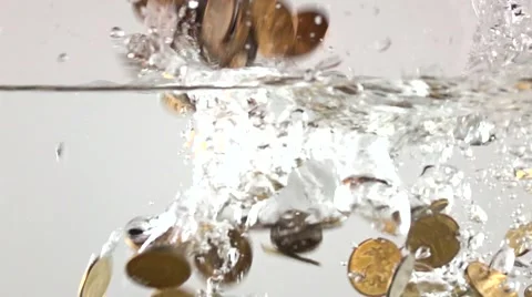 Multiple coins sinking in water. Super slow motion shot. Inflation concept 库存影片 60423933