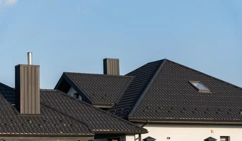 Multiple contemporary rooftops showcase varying architectural styles. Stockfoto's