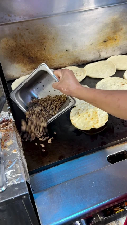 Multiple corn tortillas cooking on flat top grill 库存影片 330269839
