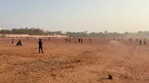Multiple cricket games happening simultaneously on open playground Vidéo 321281339