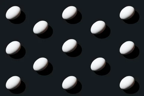 Multiple eggs on a black background. Top view. Pattern Foto stock