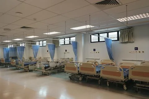 A multiple empty hospital beds 库存照片