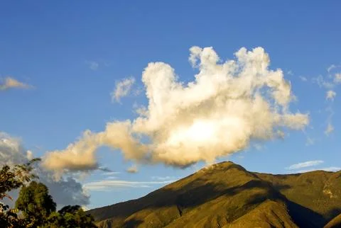 Multiple exposure of a big white cloud casting its shadow over the Iguaque mo Foto stock