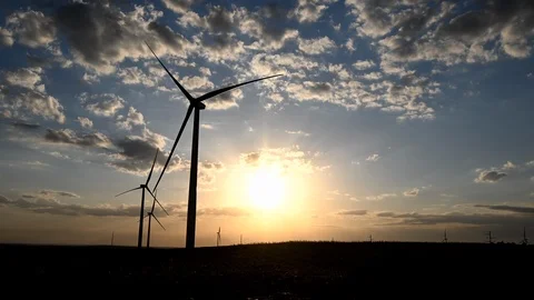 MULTIPLE GIANT WIND TURBINES AT SUNSET TIMELAPSE Video stock 111500079