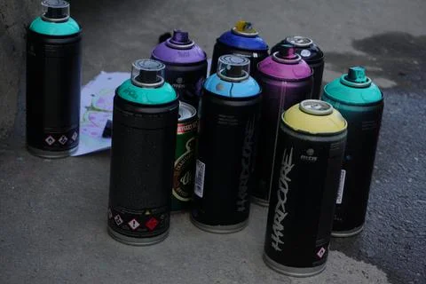 Multiple graffity spay cans on the ground. Fotos de archivo