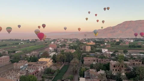 Multiple Hot Air Balloons Flying Over Luxor and the Nile Valley in Egypt 스톡 동영상 348151922